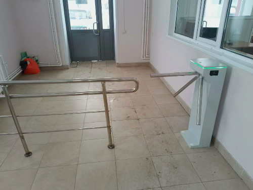 Установка турникета. Завод по производству пластика